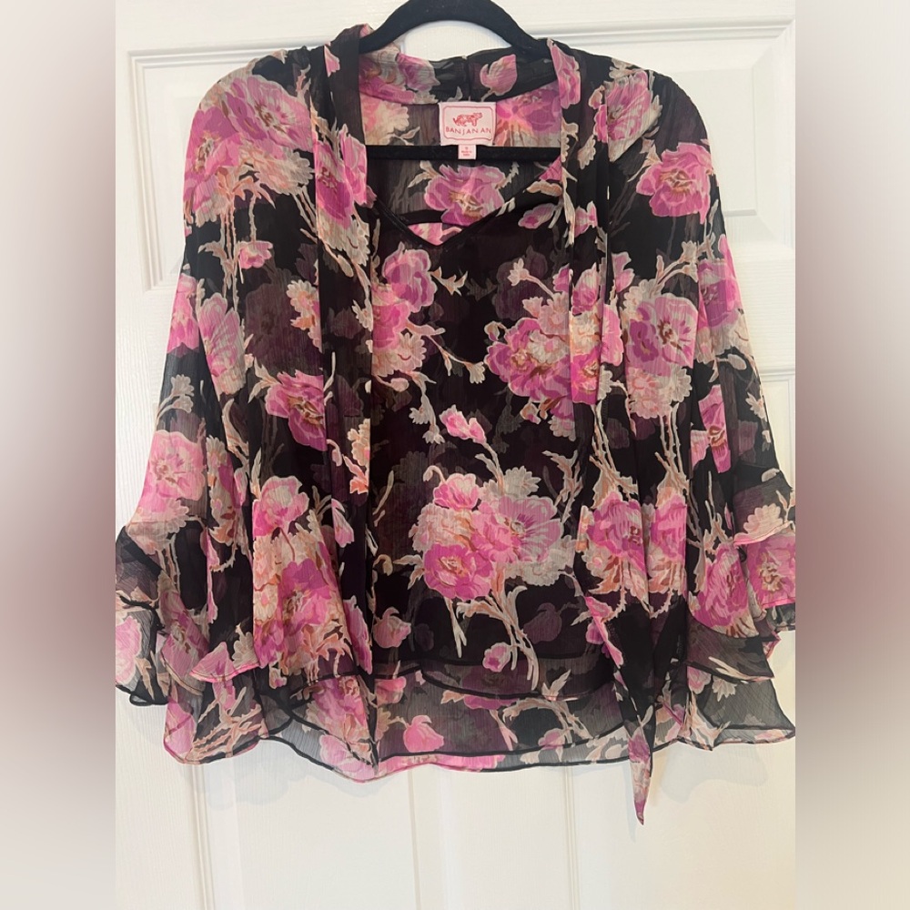 Floral 🌸🌺 Banjanan blouse size small - like new worn once